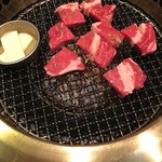 焼肉苑 - 焼きテーキ調理中