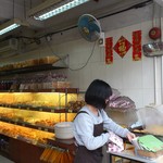 幸運星麵包舗 - こんな感じで店頭で販売しています。奥にはパンが並んでいます。(2017年3月)