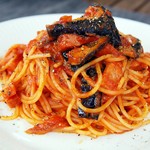 クッチーナ・サクラ - 揚げ茄子入りアマトリチャーナパスタ