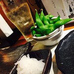 創作鉄板串 大将 - お通しの枝豆と串焼きの箸休めに大根おろし