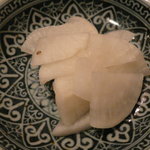 歓の季 - おまかせ丼(ごはん多目)(1,000円)～蕪の漬物