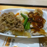 吉野家 - コンボ(ビーフとチキン)ボールです。(2017年3月)