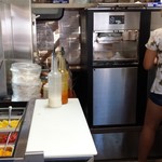 Island Vintage Shave Ice - お姉さんが一人で作る