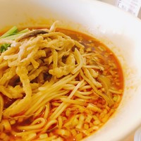 赤坂 四川飯店 - 豚肉とザーサイの酢辛味そば