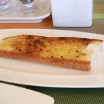 カリフォルニアレストラン - 付け合せのガーリックトースト。薄く長い