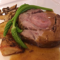 アドゥエパッシ - ローザディパルマ  パルマ産の豚肉の間に熟成されたパルミジャーノと生ハムを巻いてオーブンで焼いた料理。 アスパラソバージュやジャガイモ、キノコ類などが添えられています。