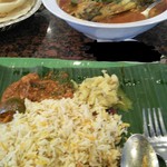 The Banana Leaf Apolo - バナナの葉が用意されてご飯やおかずがセットされます。