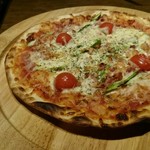 津軽の酒処　わたみ - アスパラとベーコンのピザ