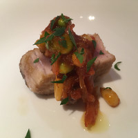 アドゥエパッシ - 本鮪の尾の軽く火をいれたもの レーズンや木の実の甘いトマトソースをそえて
