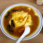 天遊 - 天津飯(¥550) 大盛(+¥200)
                                圧倒的な迫力のボリューム！巨大な鉢(？)に山盛りのごはんと玉子、そしてあふれんばかりのあん⁉︎しかも味も一級品！これは新たなオススメの一品である。