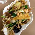 天遊 - 野菜炒め(¥550)
                                野菜炒めとは言うが、海老やイカ、豚肉も入っていてボリュームは十分。味はやや濃いめながら、ごはんにもビールにも合って、美味しさも格別！さすが『天遊』である。