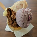 ジェラート・トリプル（チョコバナナ・いちご・ブルーベリー）