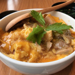 焼鳥・炙り焼き をどり - 炙りもも親子丼 1000円。