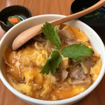焼鳥・炙り焼き をどり - 炙りもも親子丼 1000円。