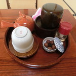 木賊温泉 旅館 井筒屋 - 朝食前に持って着るお茶と梅干し