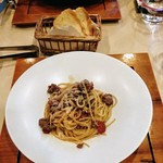 リストランテ ソルジェンテ - 豚肉ミンチ赤ワイン風味スパゲッティ(手前)とロメインレタスとアンチョビのスパゲッティ(奥)
