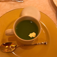 クイーン・アリス 横浜店 - 金箔ののった冷製スープ。