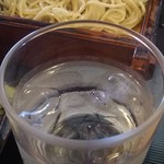 Sarashina Kazokutei - 紙ナフキンで包まれたスプーン、グラスの冷たいお水がニクい演出です。