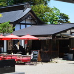 松風庵 - 宝物殿前から外観　左は山門