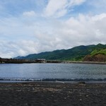 かねとも寿し - 穏やかな海を眺めながらハエと戦う。