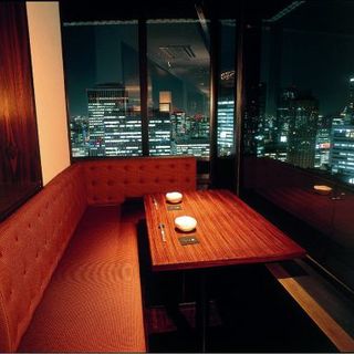 こちらは最大3名まで。2名様は写真の席ではない正方形のテーブルにL字で座る形です
