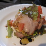 Ra Furansu Tei - 鶏モモと豚モモの燻製サラダ仕立て