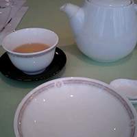 赤坂 四川飯店 - ポットで出されるホットウーロン茶