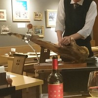 イベリコ屋 心斎橋店 - ハモン・セラーノ切り分け中