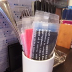 大衆酒場コンフィ - 色つきの使い捨ておしぼり。珍しくない？