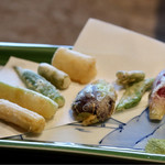 柳家 - 夏野菜の天婦羅（おくら、茗荷、空豆、ズッキーニ、山独活、 ヤングコーン、小茄子、いんげん）