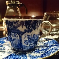 秋田牛鉄板焼 銀座五明 - Royal Crown Deraby （ロイヤルクラウンダービー）  イギリス/1946年  ロイヤルクラウンダービーの金彩着物女性図カップ&ソーサーです。1885年にロンドンで初公演されたオペラ「ミカド」のワンシーンが描かれた希少な作品です。（ＨＰより）･･･ですって