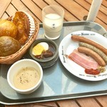 ホテルケーニヒスクローネ - 朝食　ソーセージ・ビーフシチュー・パン