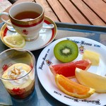 ホテルケーニヒスクローネ - 朝食　カップデザート（キャラメルマキアートラテ）・フルーツ各種