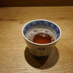 席につくと、まずは熱々なほうじ茶が投入。