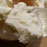 氷屋ぴぃす - 早速、かき氷を食べてみたところ、天然氷ならではの口溶けの良さはもちろんのこと、コクに満ちたレアチーズクリームの風味が効いてウマウマ！