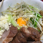 ラーメン二郎 - 汁無しブタに生卵投入