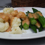 クッチーナ デル カンポ - サラダバーでオクラとカリフラワー