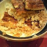 あつた蓬莱軒 - 中に２切れ