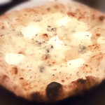 ナポリピッツァ Pizzeria la Rossa - 焼き立ての4種のチーズQuattro formaggi ピザ
            ピッツァと呼んでくれる ｷｯﾊﾟﾘ ! (｀･ω･´)