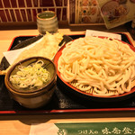 味奈登庵 - もりうどん＋穴子天ぷら＋いか天ぷら、大盛り！ 
      大盛りなのでそれなりにボリュームしっかり。
      ただ、そば大盛りのボリュームと比べると若干少ない感じ。
      それに、短く切れているものが少なくなかったり。