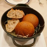 モン・フレーブ - ２種類の自家製パン
