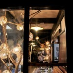 福よし - 屋外からの望む店内