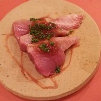 鮨 そえ島 - 沖縄マグロの玉ねぎダレがけ
