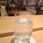 鮨 さかい - チェイサーのグラスと水差しが凄い