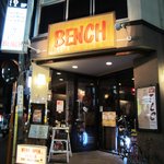 ベンチ BENCH 横浜 - 大きな看板が目を引きます　TLCはお店の一押しメニュー