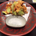 梶平 - 駿河湾桜エビ、そら豆、コーンのかき揚(880円)
