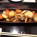 梶平 - ソーセージ、キノコ、新じゃがのガーリックバター炒め(650円)