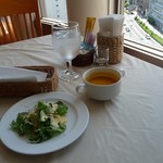 Restaurant Lagoon - ランチのサラダとスープ
