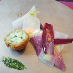 エサンス - ランチ4500円のコース、アミューズ。お野菜とポテトコロッケのような。美味しい！