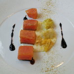 エサンス - コース料理。前菜。サーモンのなんとか。。。これも美味でした。